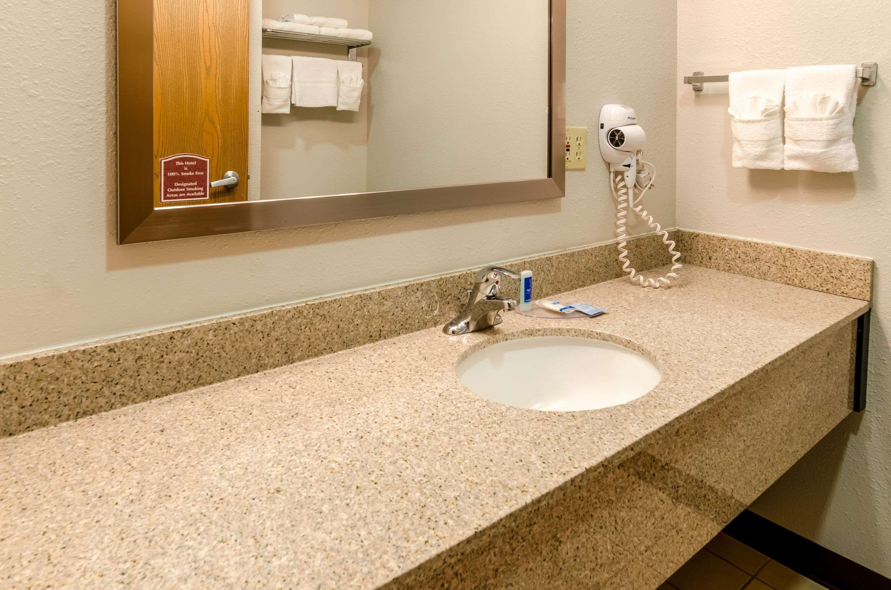 Rodeway Inn Ainsworth Bagian luar foto